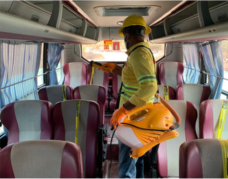 Técnico de fumigación trabajando en control de plagas